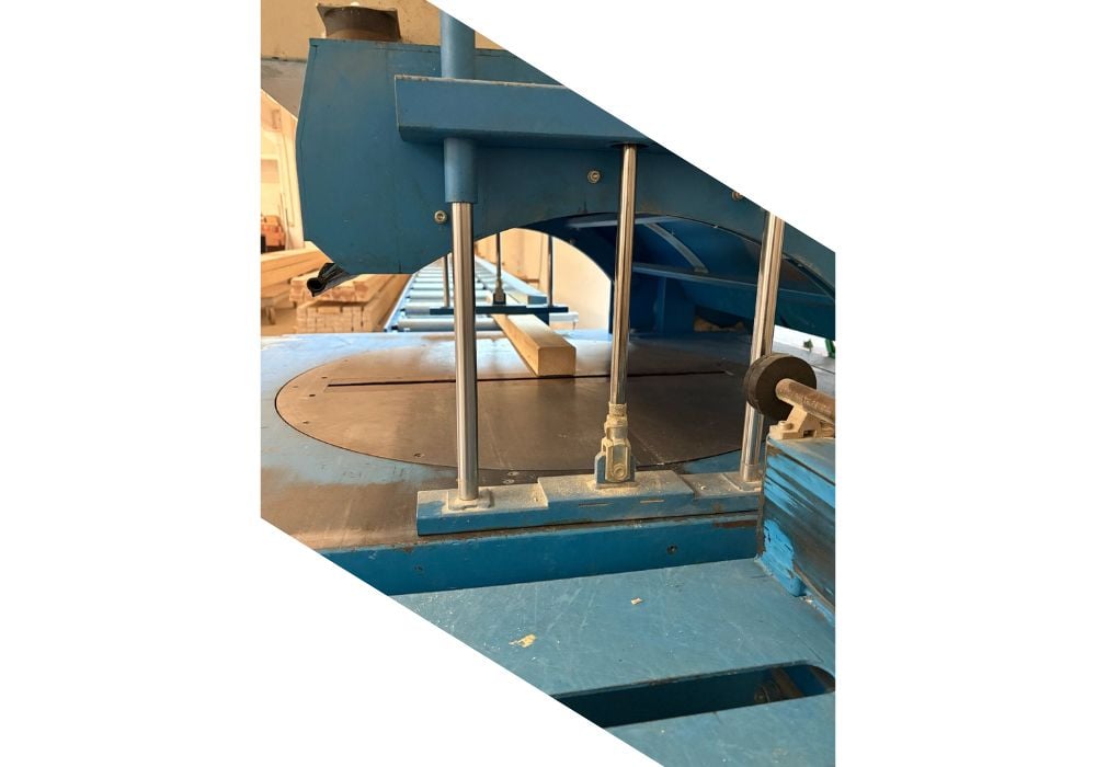 Debitare lemn pe utilaj industrial cu tăiere controlată