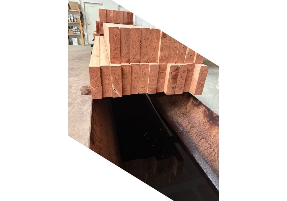 Aplicare tratament pe panou din lemn pentru protecție și durabilitate