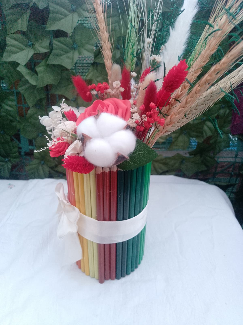 Aranjament decorativ cu flori în suport de creioane „Flori printre rânduri” [5]