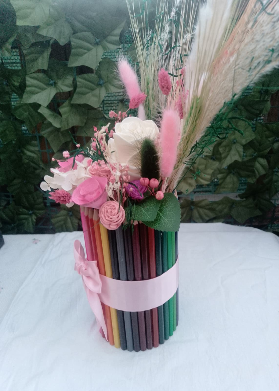 Aranjament floral decorativ in suport din creioane colorate Povesti la catedra [6]