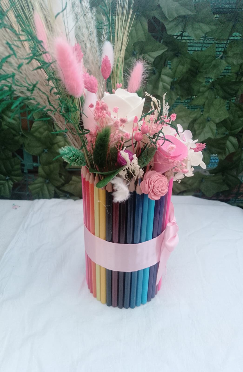 Aranjament floral decorativ in suport din creioane colorate Povesti la catedra [5]
