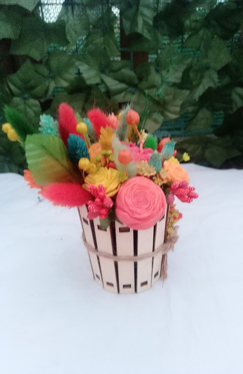 Aranjament floral in suport de lemn cu flori din ceara si plante uscate [6]