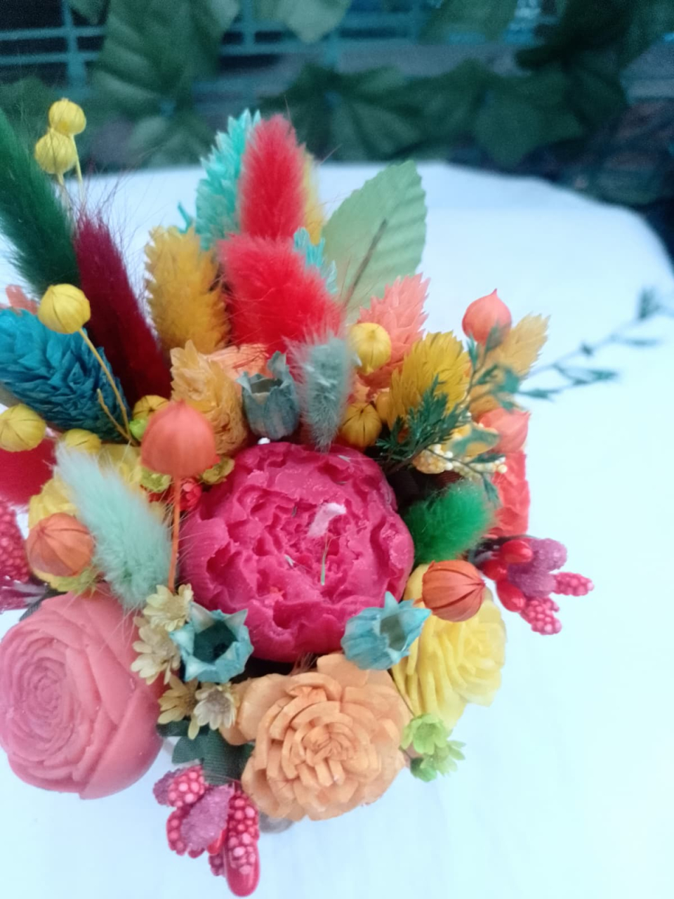 Aranjament floral in suport de lemn cu flori din ceara si plante uscate [4]