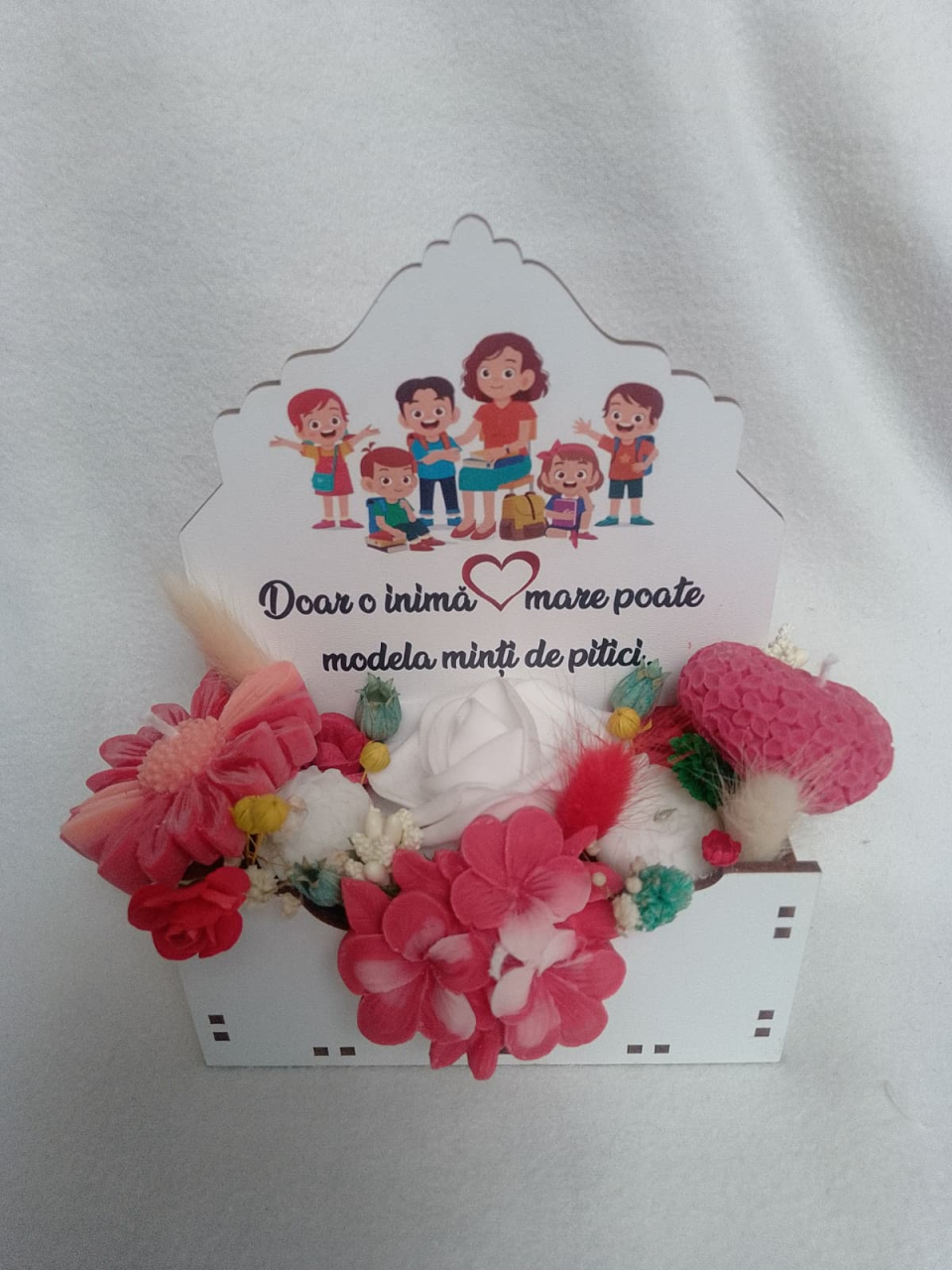 Aranjament floral în cutie albă din MDF personalizată cadou educatoare învățătoare flori din ceară de soia [6]