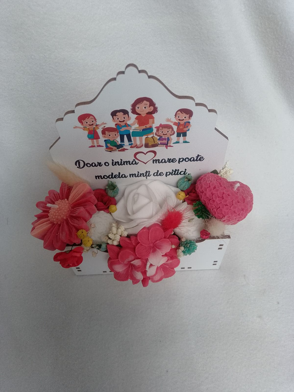 Aranjament floral în cutie albă din MDF personalizată cadou educatoare învățătoare flori din ceară de soia [7]