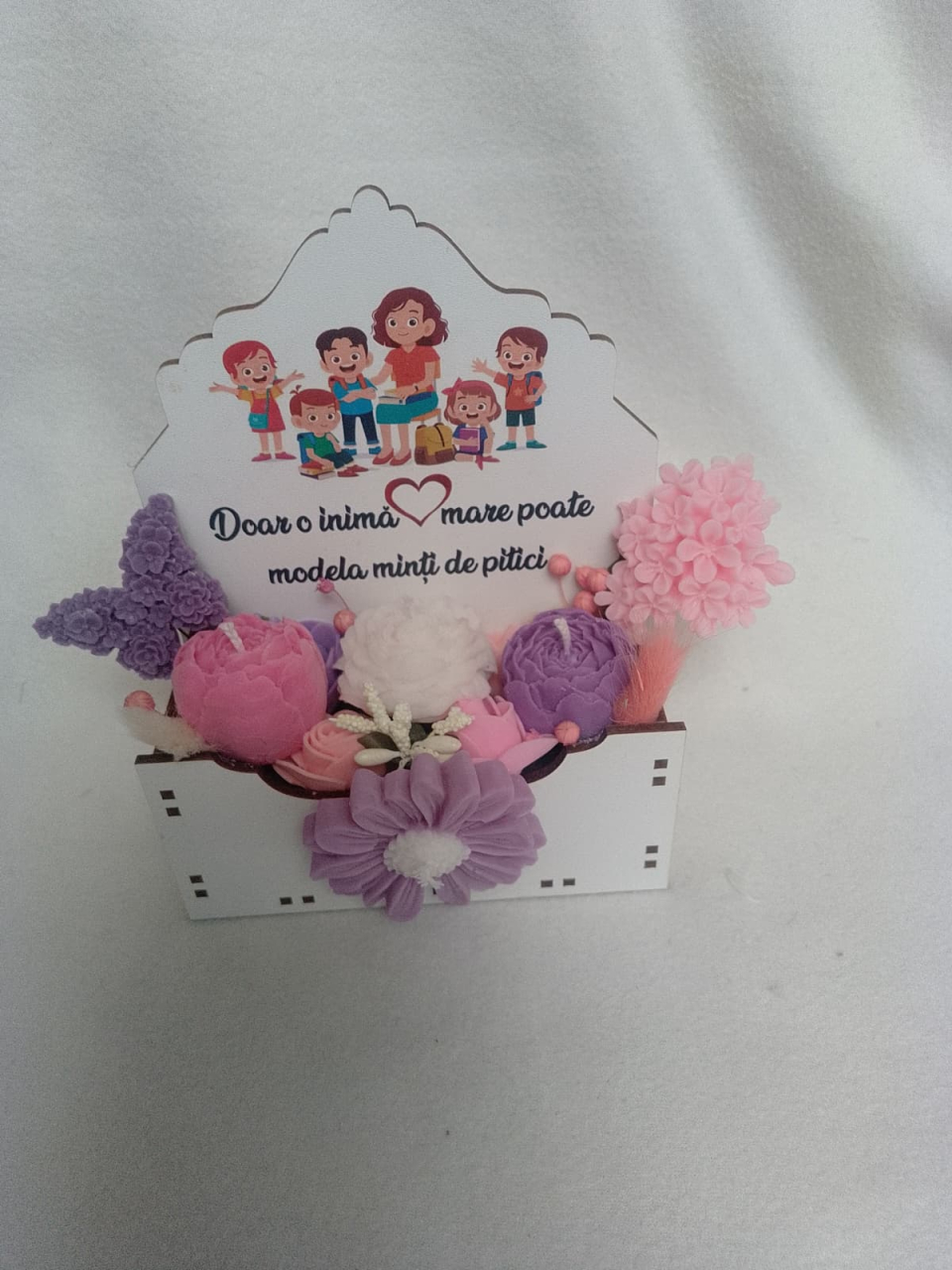 Aranjament floral în cutie albă din MDF personalizată cadou educatoare învățătoare flori din ceară de soia roz mov [6]