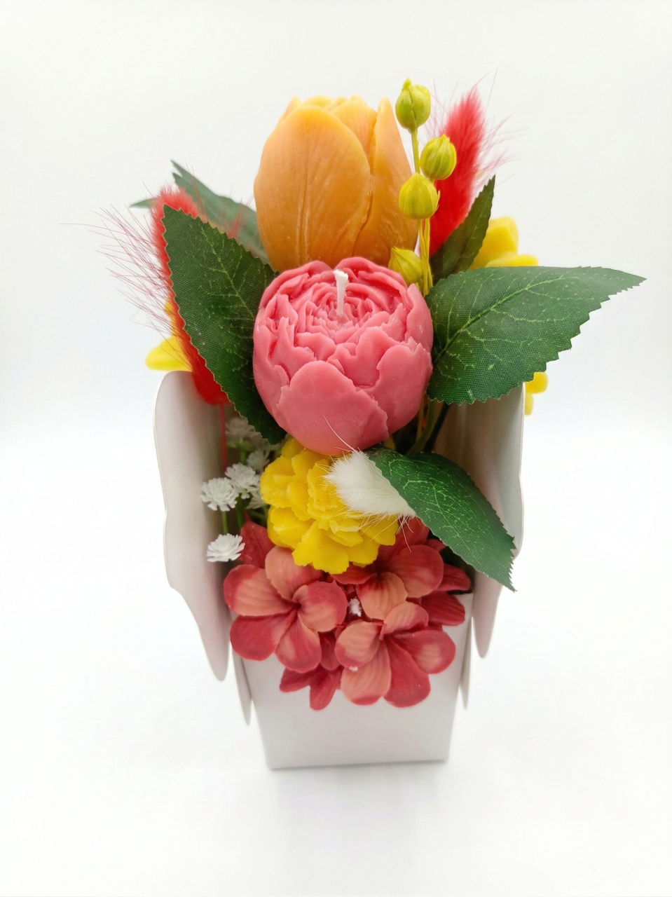 Aranjament floral gentuta cu funda alb-auriu si lumanare floarea-soarelui [4]