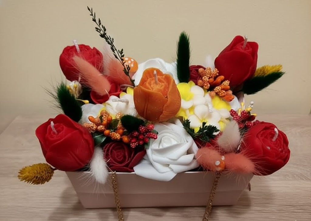 Aranjament floral tip geantă cu lanț auriu și flori artizanale roșu-portocaliu [3]
