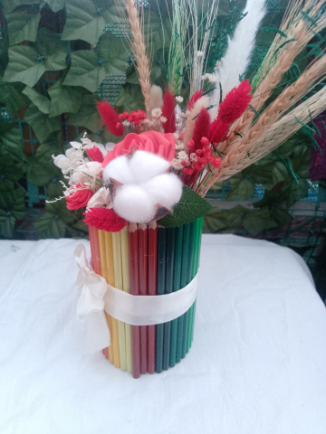 Aranjament decorativ cu flori în suport de creioane „Flori printre rânduri” [4]