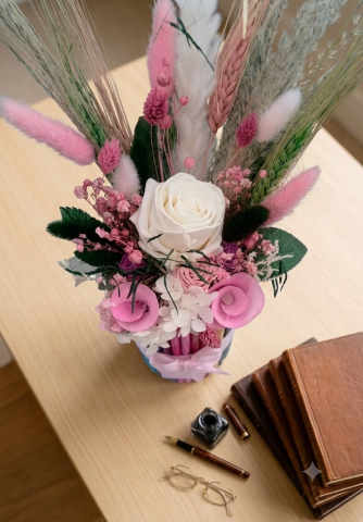 Aranjament floral decorativ in suport din creioane colorate Povesti la catedra [1]