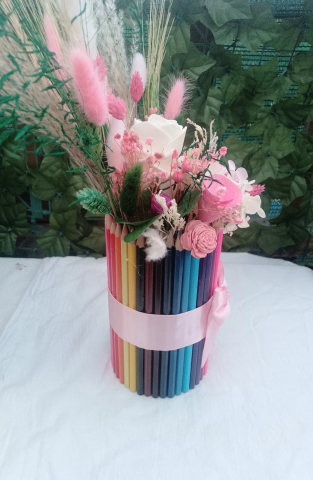 Aranjament floral decorativ in suport din creioane colorate Povesti la catedra [4]