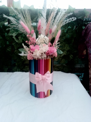Aranjament floral decorativ in suport din creioane colorate Povesti la catedra [2]
