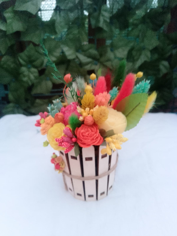 Aranjament floral in suport de lemn cu flori din ceara si plante uscate [6]