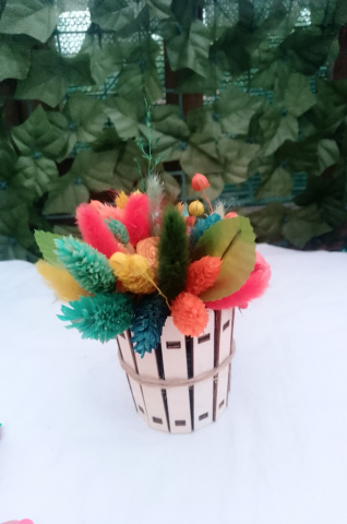 Aranjament floral in suport de lemn cu flori din ceara si plante uscate [4]
