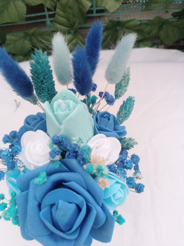 Aranjament decorativ handmade cu lalea din ceara si trandafir din spuma in cosulet din lemn [5]