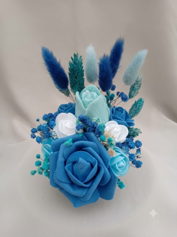 Aranjament decorativ handmade cu lalea din ceara si trandafir din spuma in cosulet din lemn [1]