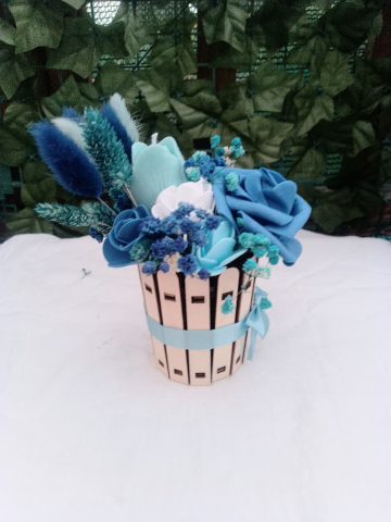 Aranjament decorativ handmade cu lalea din ceara si trandafir din spuma in cosulet din lemn [3]