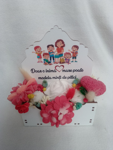 Aranjament floral în cutie albă din MDF personalizată cadou educatoare învățătoare flori din ceară de soia [5]