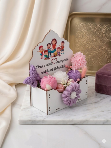 Aranjament floral în cutie albă din MDF personalizată cadou educatoare învățătoare flori din ceară de soia roz mov [1]
