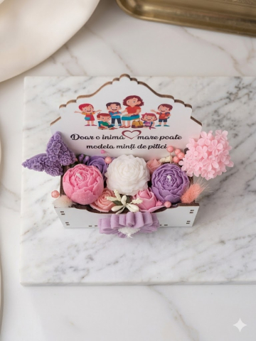 Aranjament floral în cutie albă din MDF personalizată cadou educatoare învățătoare flori din ceară de soia roz mov [3]