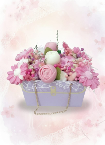 Aranjament floral premium în poșetă violet cu flori din ceară de soia și plante stabilizate [2]
