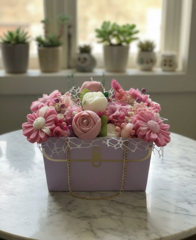 Aranjament floral premium în poșetă violet cu flori din ceară de soia și plante stabilizate [1]