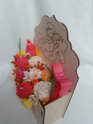 Aranjament floral premium în cutie plic din lemn cadou pentru doamna educatoare flori din ceară de soia [8]