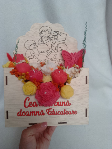 Aranjament floral premium în cutie plic din lemn cadou pentru doamna educatoare flori din ceară de soia [5]