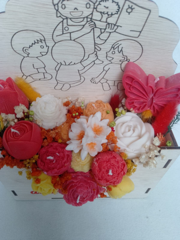 Aranjament floral premium în cutie plic din lemn cadou pentru doamna educatoare flori din ceară de soia [6]