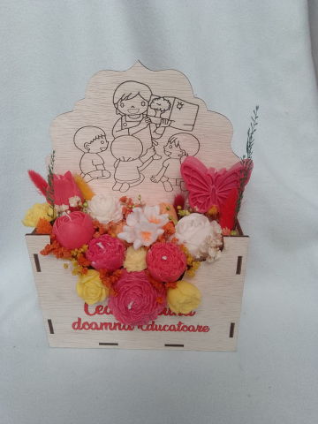 Aranjament floral premium în cutie plic din lemn cadou pentru doamna educatoare flori din ceară de soia [7]
