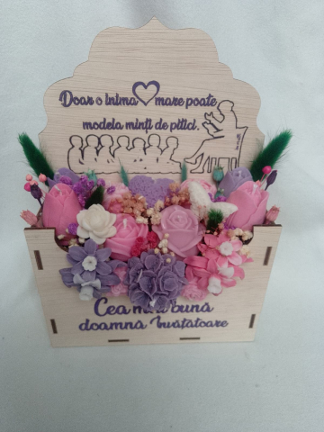 Aranjament floral premium în cutie plic din lemn cu gravură mov cadou pentru doamna învățătoare flori din ceară de soia [5]