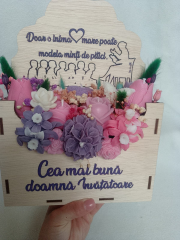 Aranjament floral premium în cutie plic din lemn cu gravură mov cadou pentru doamna învățătoare flori din ceară de soia [4]