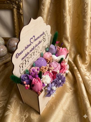 Aranjament floral premium în cutie plic din lemn cu gravură mov cadou pentru doamna învățătoare flori din ceară de soia [3]
