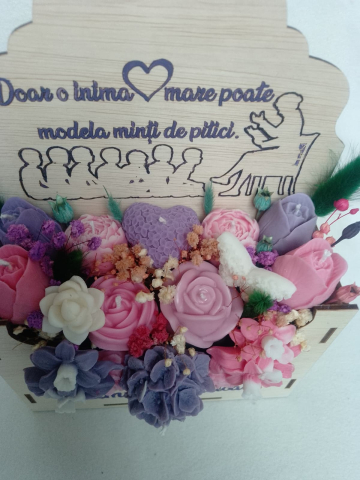 Aranjament floral premium în cutie plic din lemn cu gravură mov cadou pentru doamna învățătoare flori din ceară de soia [6]