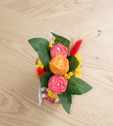 Aranjament floral gentuta cu funda alb-auriu si lumanare floarea-soarelui [1]