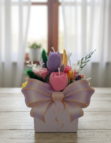 ARANJAMENTE - Aranjament floral gentuta mov cu funda si lumanari lalele si trandafiri