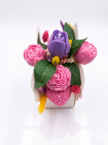 Aranjament floral gentuta roz cu funda si lumanari bujor lalea inima texturata [4]