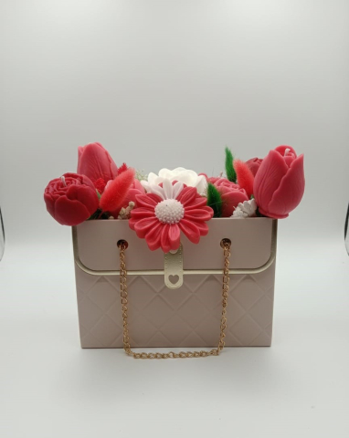 Aranjament floral tip poșetă roșu-alb cu 8 flori din ceară artizanale [3]