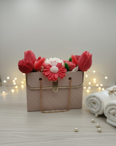 Aranjament floral tip poșetă roșu-alb cu 8 flori din ceară artizanale [1]