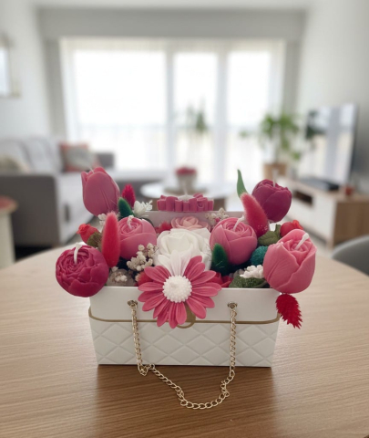 Aranjament floral tip poșetă roșu-alb cu 8 flori din ceară artizanale