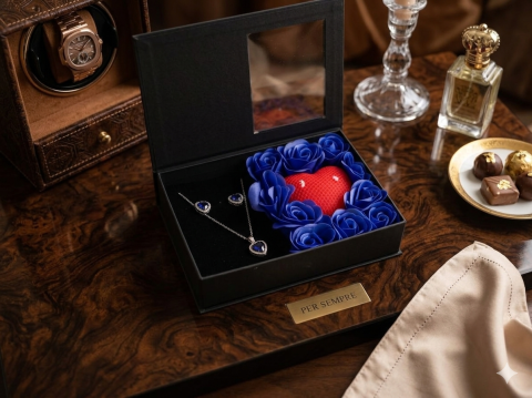 Seturi Cadou & Cutii Răsfăț - Set cadou Love Forever albastru cu lumanare inima parfumata si bijuterii cu cristale albastre 3 piese