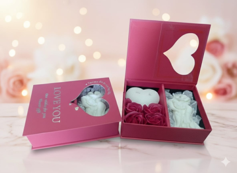 Set cadou premium Love Story cutie rosie cu fereastra inima lumanari sculpturale [1]