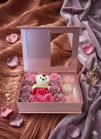 Seturi Cadou & Cutii Răsfăț - Set cadou Rose Symphony cu trandafiri de sapun ursulet si lumanari artizanale trandafir