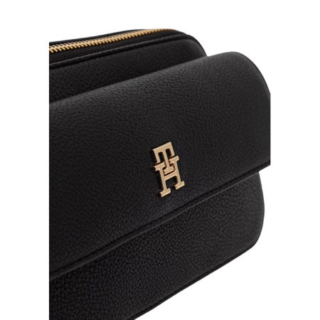 Geantă crossbody damă Tommy Hilfiger – Neagră, Textură Granulată cu Buzunar Frontal și Accente Aurii [3]
