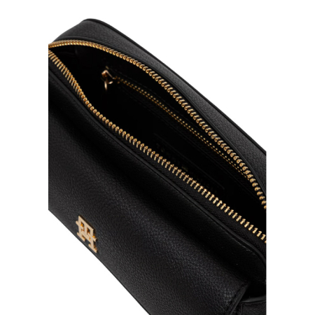 Geantă crossbody damă Tommy Hilfiger – Neagră, Textură Granulată cu Buzunar Frontal și Accente Aurii [4]