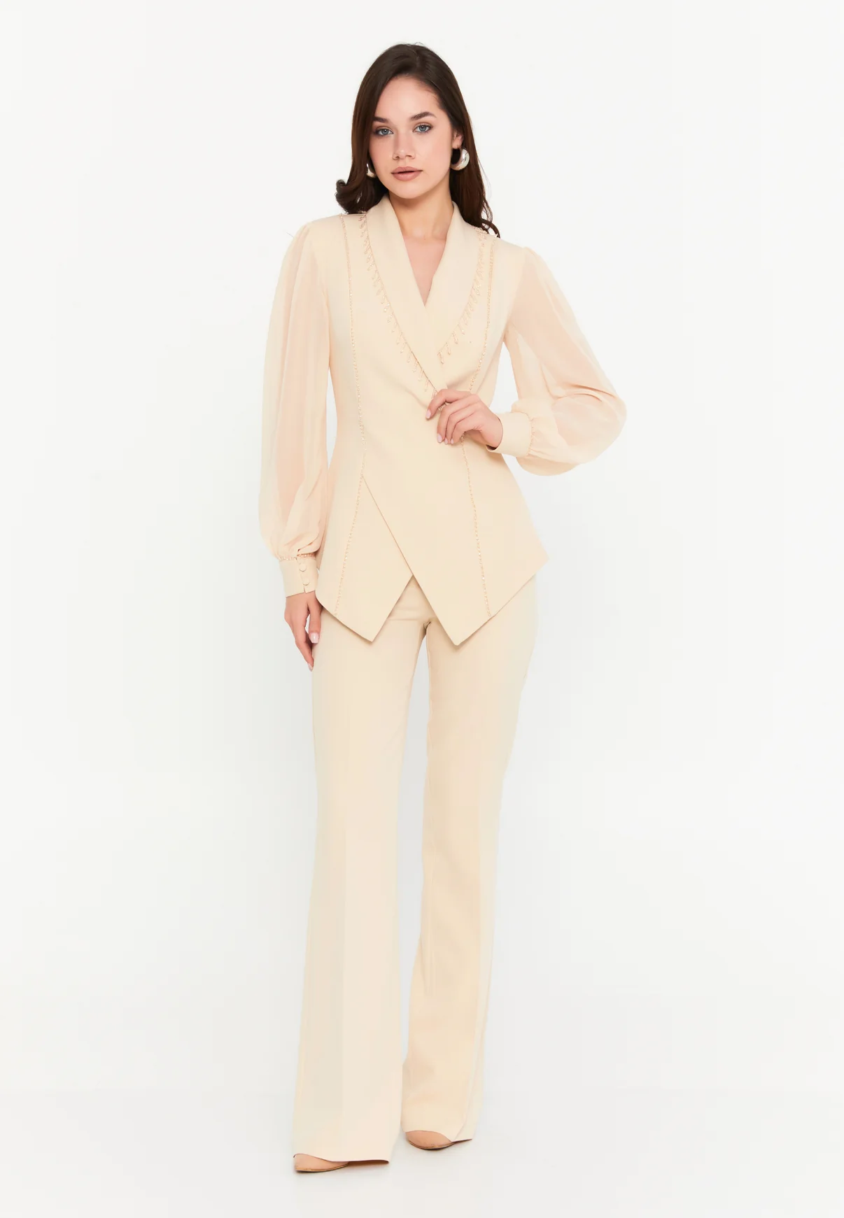 Costumul Nude cu Sacou Asimetric și Mâneci Bufante [1]