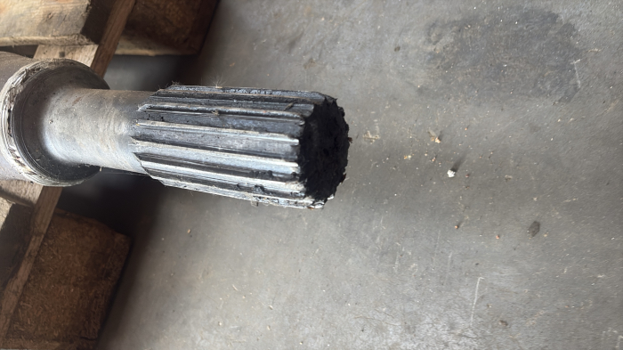 Ax cardanic cu capete canelate de 16 dinți - Case W921 [3]