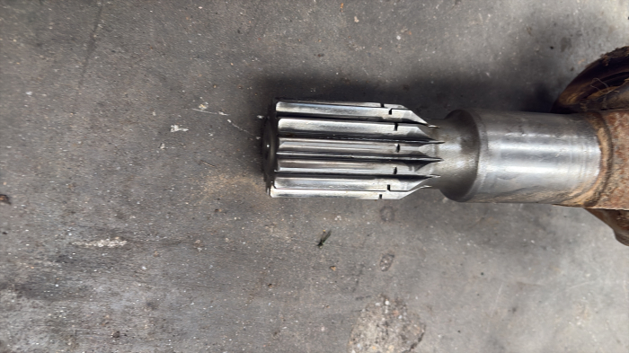 Ax cardanic lungime totală 1105mm, cu capete canelate de 26, 18 și 13 dinți [4]