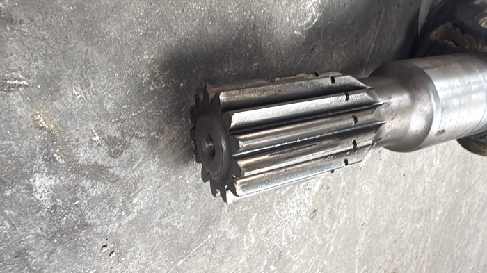 Ax cardanic lungime totală 1110mm cu capete canelate de 13 și 27 dinți [2]