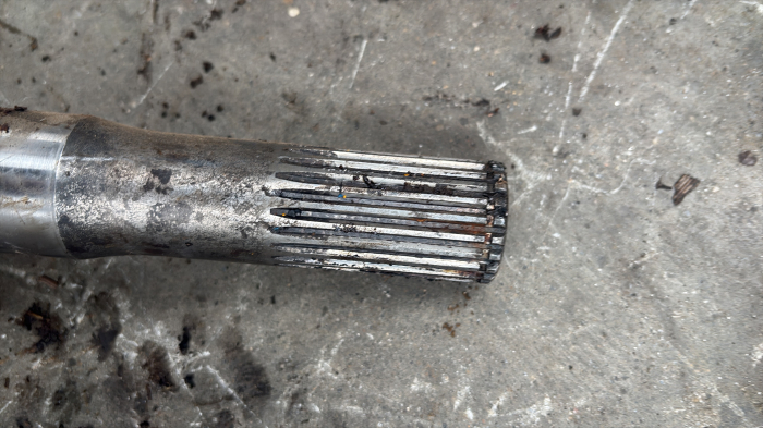 Ax cardanic lungime totală 735mm, cu capete canelate de 22 și 22 dinți [2]